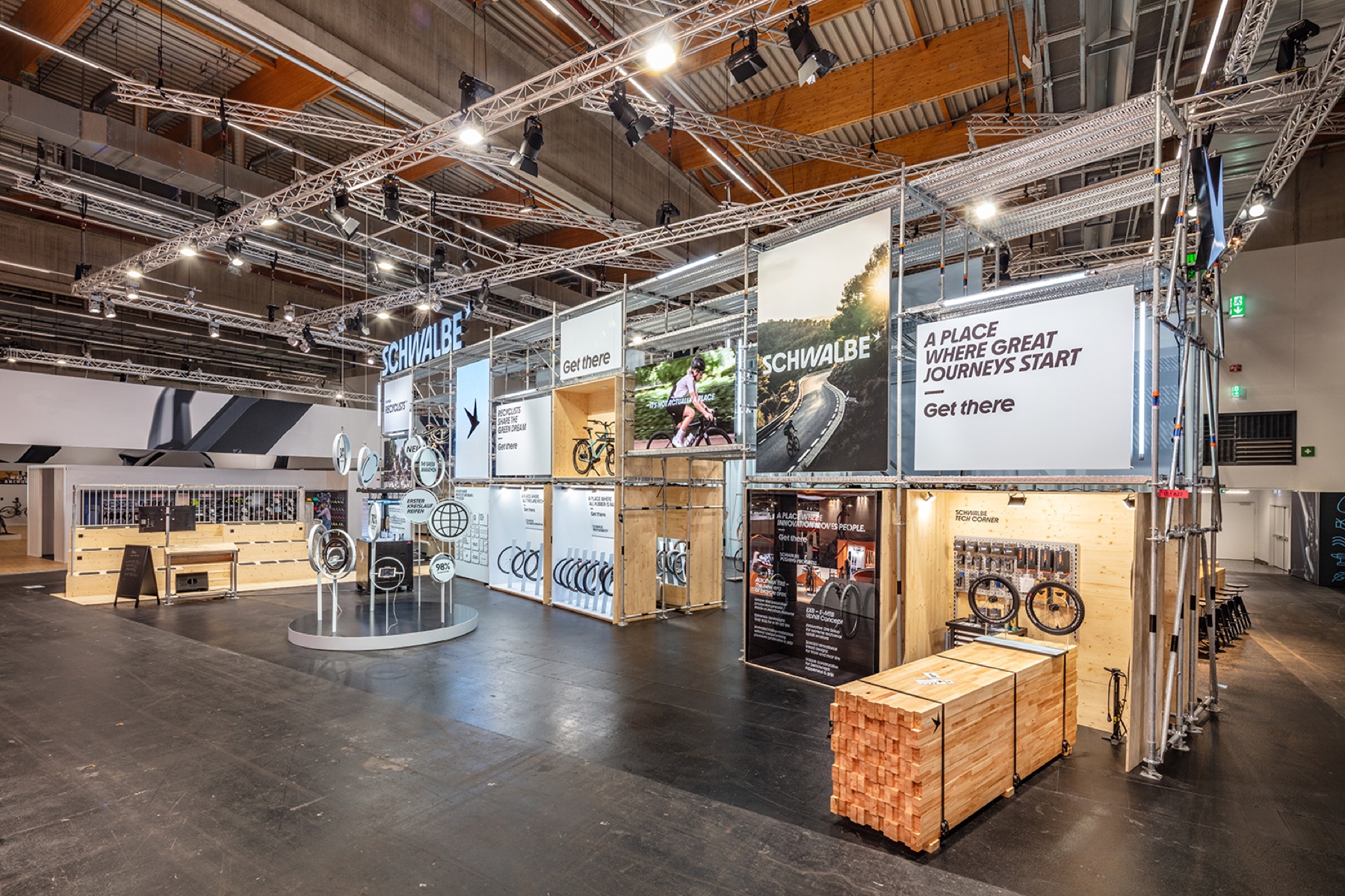 Schwalbe-Messestand „A place where great journeys start“